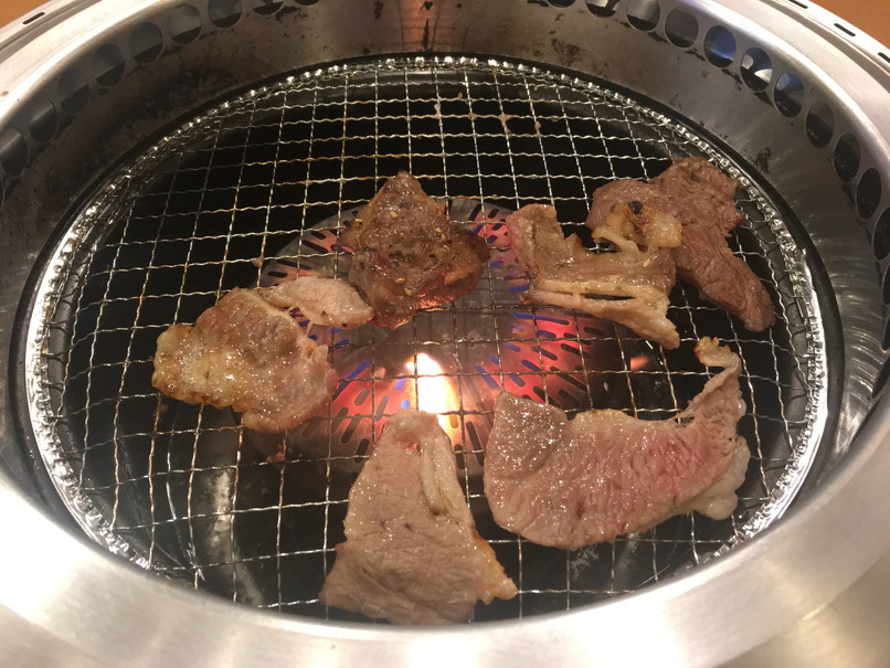 すたみな太郎の肉を焼いているところ